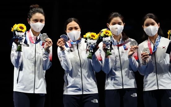 [Tokyo Olympics] Epee fencers shake off individual disappointments to claim team silver