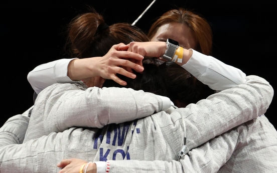 [Tokyo Olympics] Moon congratulates women's sabre fencers on Olympic medal