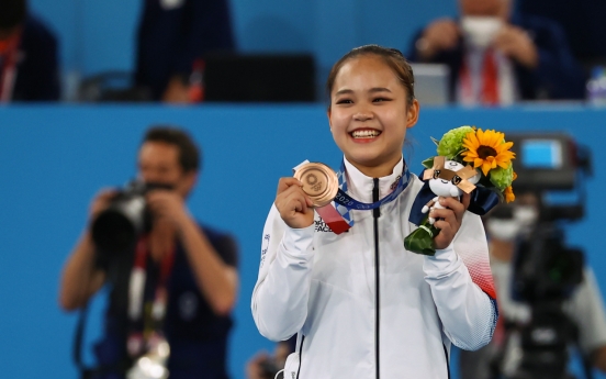 [Tokyo Olympics] Moon congratulates gymnast on Olympic medal