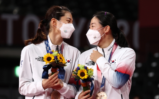 [Tokyo Olympics] Mixed feelings as S. Korean shuttlers celebrate victory over teammates