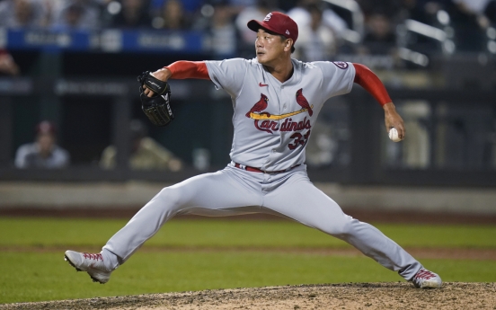 Cardinals' Kim Kwang-hyun picks up 1st save of season