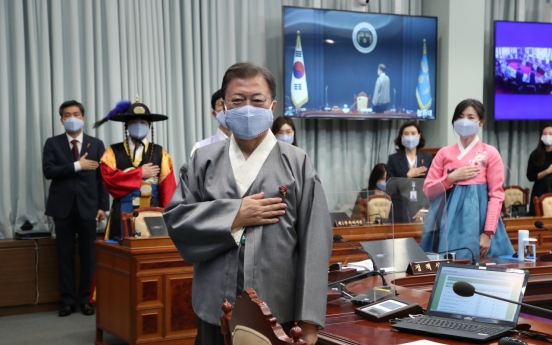 President Moon, clad in hanbok, presides over Cabinet meeting