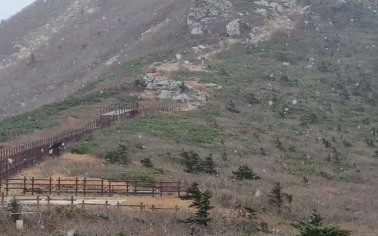 First snow of the season falls on Mount Seorak