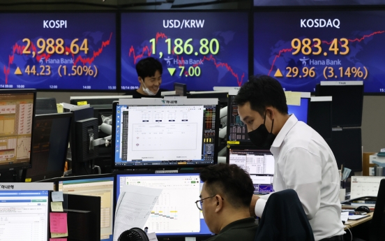 Seoul stocks retreat on institutional selling