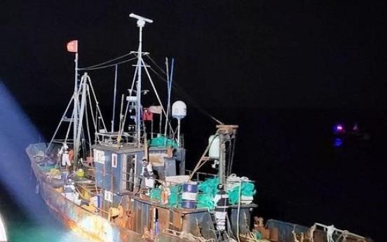 Chinese fishing boat seized for alleged illegal fishing in S. Korean waters