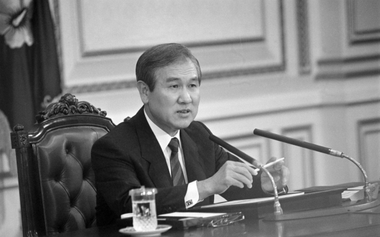 Moon's office faces dilemma over state funeral for ex-leader Roh