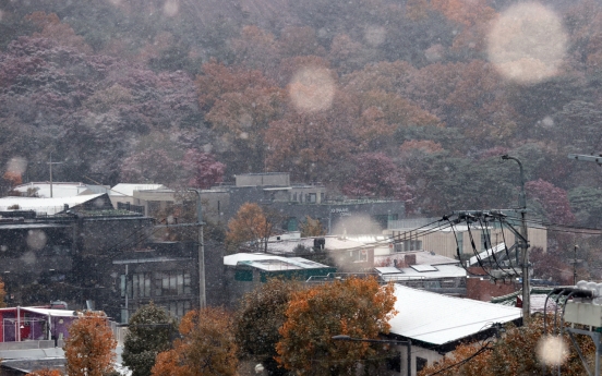 Seoul receives first snowfall of season, one month earlier than last year