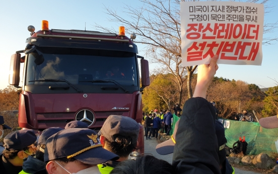 Activists, police clash over military radar installation in Busan