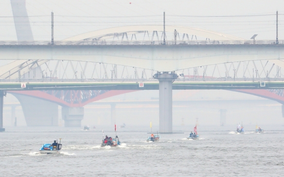 Drunk driver swims out of sinking car in Han River