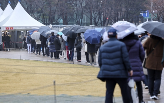 S. Korea‘s daily COVID-19 cases stay over 350,000, critical cases rise