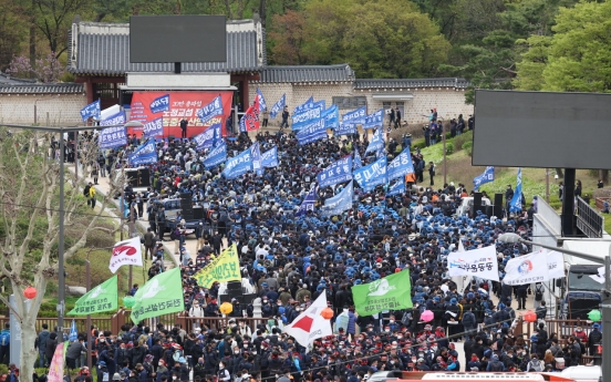 Hardline umbrella union holds banned rally, protests against president-elect’s labor policies