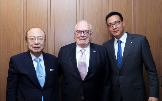 Hanwha chief, Heritage Foundation chairman discuss geopolitics, bilateral ties