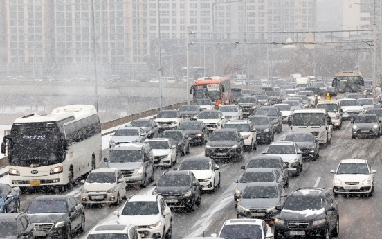 Heavy snow sweeps Seoul, surrounding areas