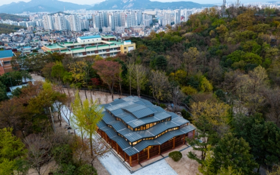 [Weekender] An escape from city bustle, Seoul’s book shelters offer more than page-turning experience