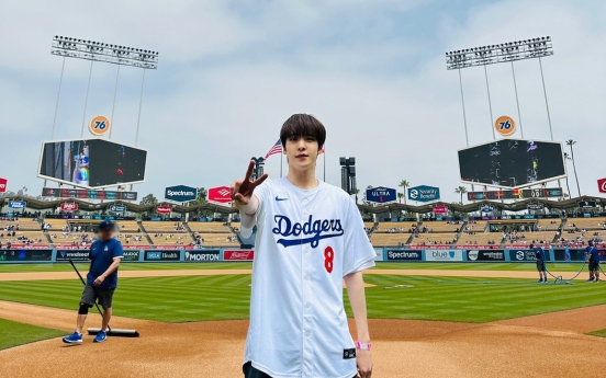 Ateez member Yunho throws first pitch at MLB match between Dodgers, Mets