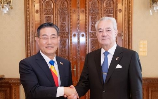 Defense minister discusses arms cooperation with Romanian presidential official
