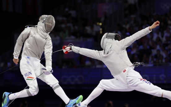 Sabre fencers strike gold, mixed doubles silver secured in badminton