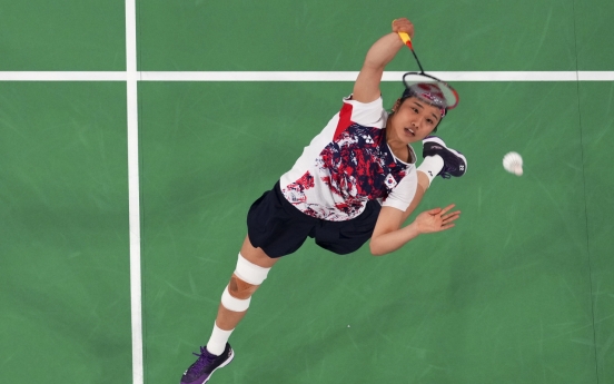 Badminton champion hints at retiring from natl. team over injury treatment