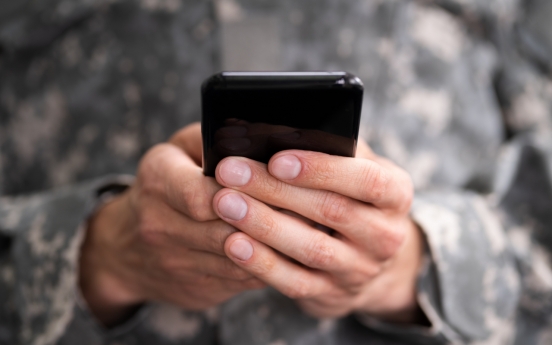 Senior military officers wary of conscripts’ cellphone use: ministry