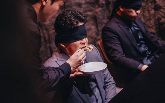 What happens when we eat blindfolded?