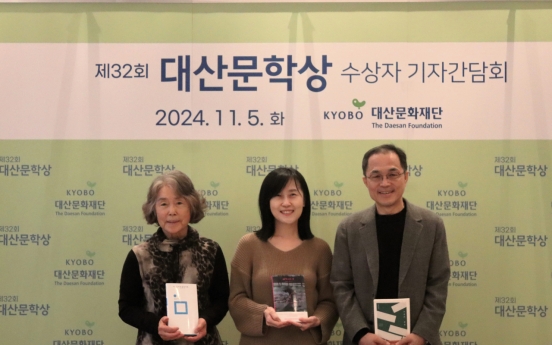 Kim Hee-sun wins Daesan Award with dystopian take on post-pandemic world