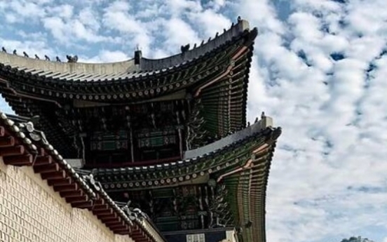 Tourist doing yoga in front of Gyeongbokgung stirs debate