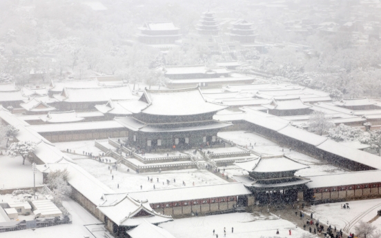 Palaces shut down over record snow