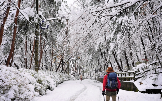 Hikers thrilled by early winter mountainscape