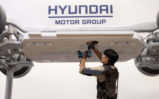 [From the Scene] Hyundai Motor unveils lighter, cheaper exoskeleton for factory workers