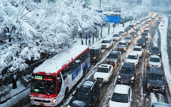 'What a morning': Commuters share struggles on way to work after record snowfall