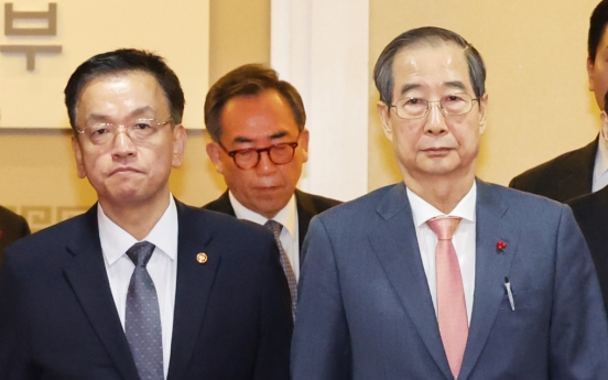 Yoon aides, Cabinet members offer to resign