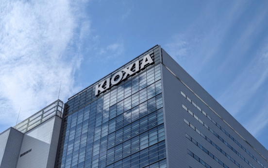 Korean chipmakers weigh options as Kioxia goes public