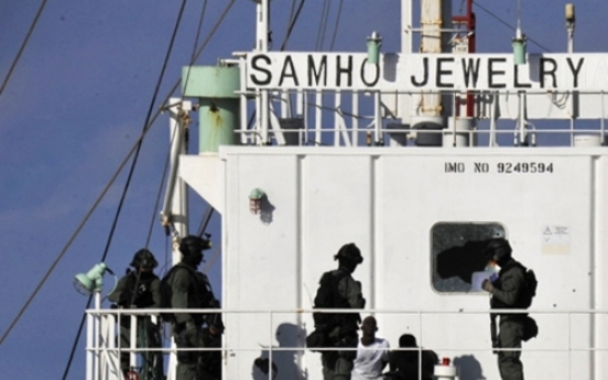 Bodies of 8 Somali pirates killed in rescue operation removed from freed ship