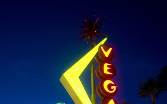 Neon makes a comeback in Las Vegas