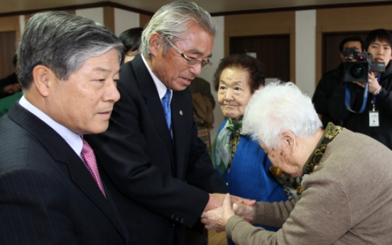 Ex-ministers visit comfort women shelter