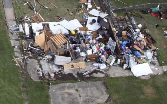 U.S. tornado kills mother, displaces 1,500
