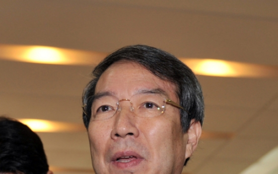 Chung confronts top officials over policy