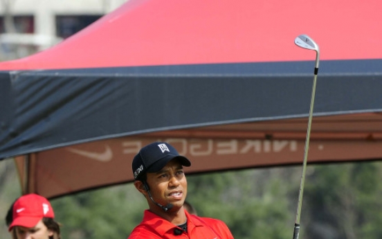 Tiger Woods gives golf clinic