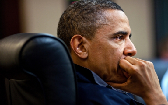 Obama keeps poker face after bin Laden order