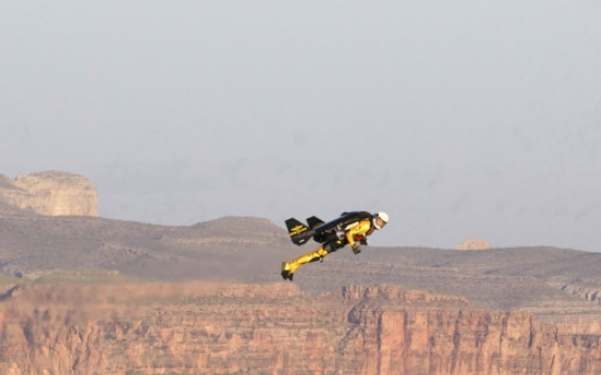 'JetMan' makes Grand Canyon flight