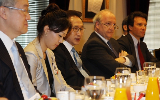 Lee discusses Korea’s future with French scholars
