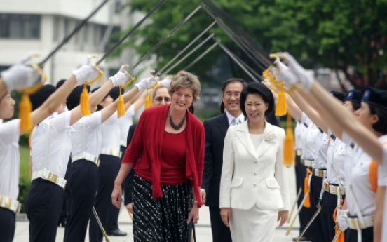 U.S. envoy meets female cadets at Sookmyung
