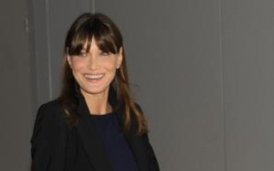 Carla Bruni, visibly pregnant, welcomes G8 wives