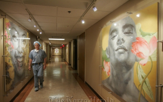 U.S. hospital puts healing power of art to work