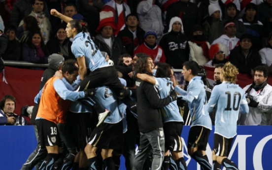 Uruguay clips Peru to reach final