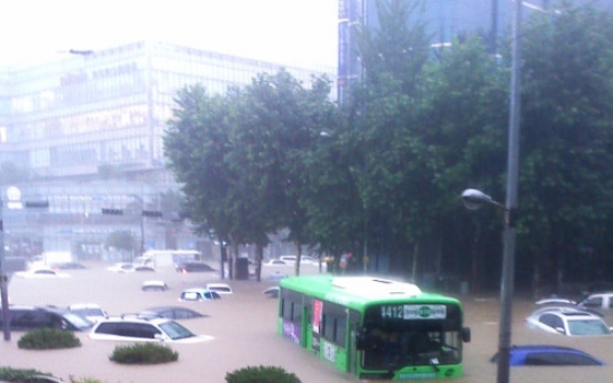 Downpour triggers deadly landslides, floods streets in Seoul