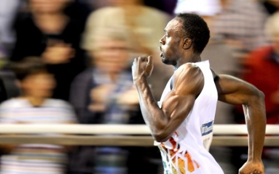 Bolt rumbles to take 200m