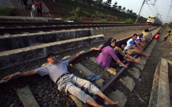 Desperate, sick Indonesians use railroad 'therapy'