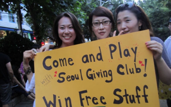Free hugs and roses from Seoul Giving Club