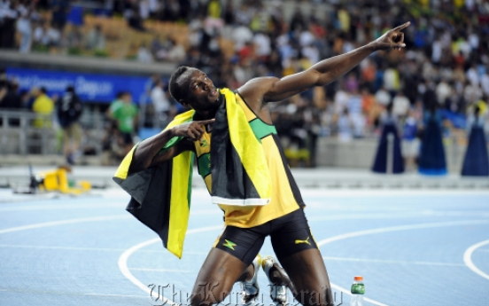 Bolt defends 200m title in Daegu
